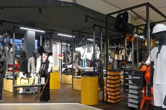 Bild Nummer 18-015-001<br>Arbeitsbekleidung in der Baustoffausstellung