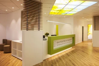 Bild Nummer 08-009-001<br>Eingangssituation in einer Arztpraxis