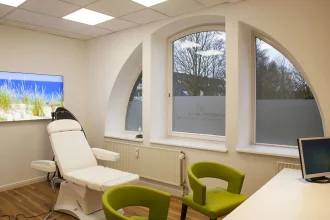 Bild Nummer 08-009-04<br>Großzügiges Behandlungszimmer