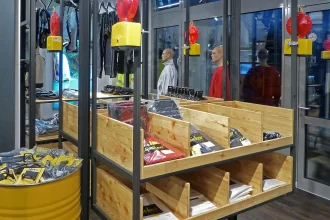Bild Nummer 18-015-014<br>Holzfächer für Arbeitsbekleidung