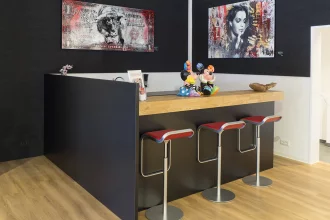 Bild Nummer 01-005-013<br>Tresenlösung für eine Kunstgalerie