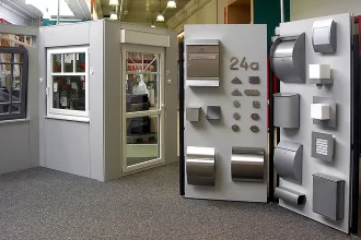 Bild Nummer 07-001-034<br>Zubehör in der Baulementeausstellung