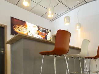 Bild Nummer 15-001-095<br>Bildmotiv über der Kaffeebar in der Ausstellung