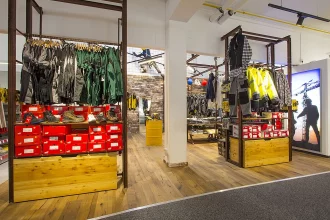 Bild Nummer 18-003-007<br>Bekleidungsshop im Baustoffhandel