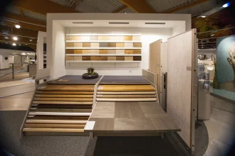 Bild Nummer 23-003-67<br>Bodenschrank in der Holzpräsentation