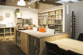 Bild Nummer 06-003-119<br>Collagentisch mit Beraterplatz