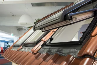 Bild Nummer 04-001-046<br>Dachfenster im Baustoffhandel