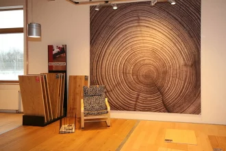 Bild Nummer 11-002-004<br>Dekorative Holzpräsentation im Verkaufsraum
