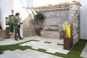 Bild Nummer 02-004-054<br>GaLa mit Natursteinbrunnen in Funktion