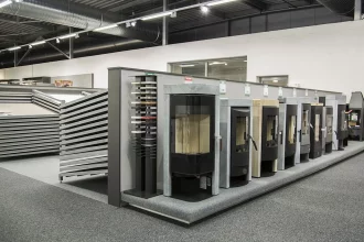 Bild Nummer 13-006-103<br>Kaminöfen in der Fliesenausstellung