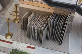 Bild Nummer 01-002-027<br>Raumsparendes Display unter der Treppe