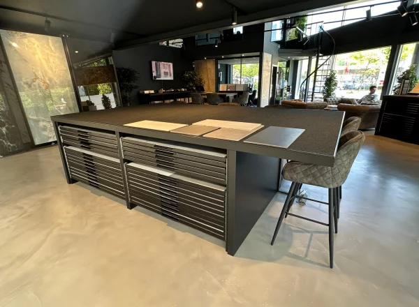 Bodenschrankinsel mit Besprechungsbereich