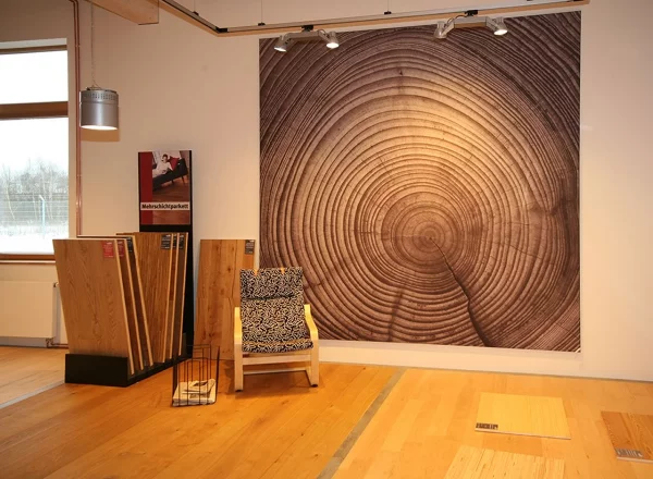 Dekorative Holzpräsentation im Verkaufsraum