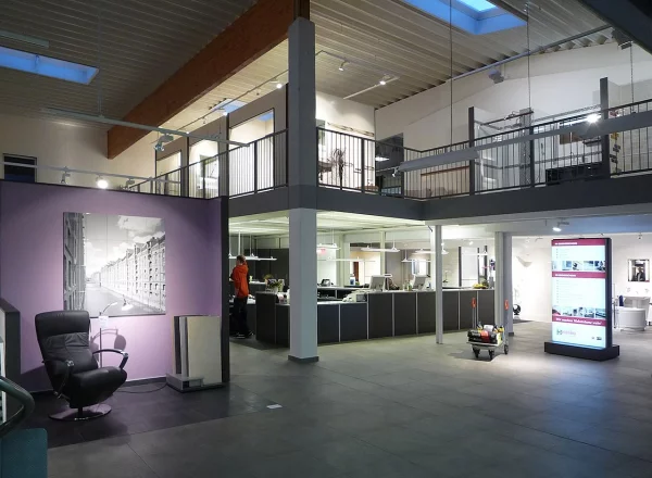 Fliesenausstellung auf zwei Etagen