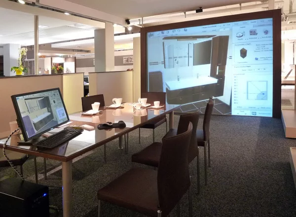 Großprojektion in der Sanitärausstellung