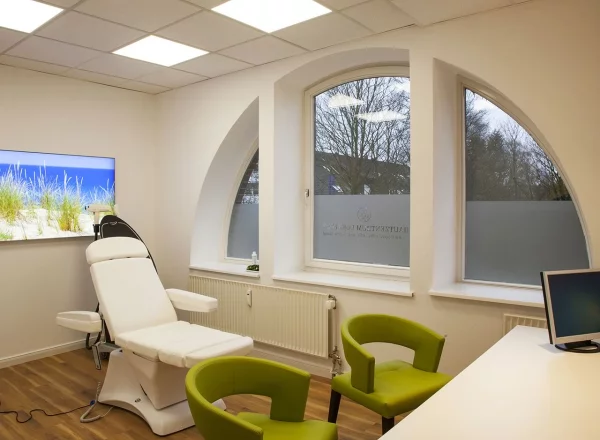 Großzügiges Behandlungszimmer