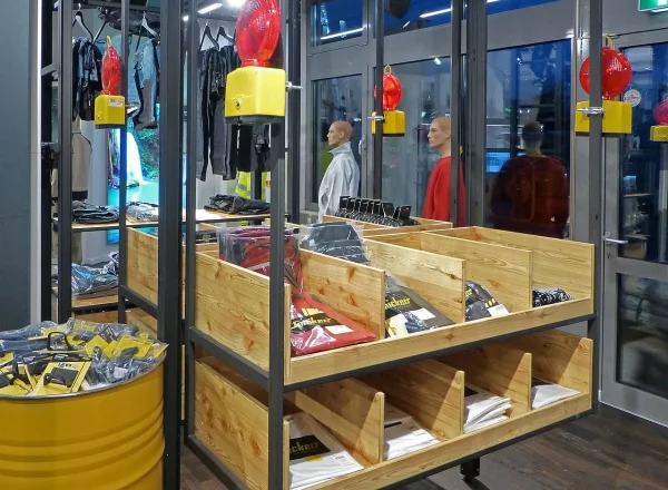 Holzfächer für Arbeitsbekleidung