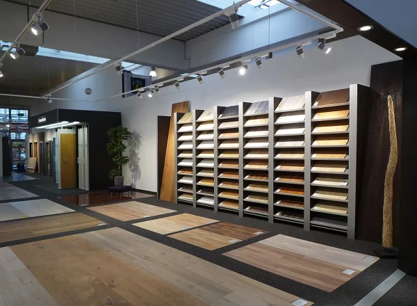 Holzpräsentation Wand und Boden