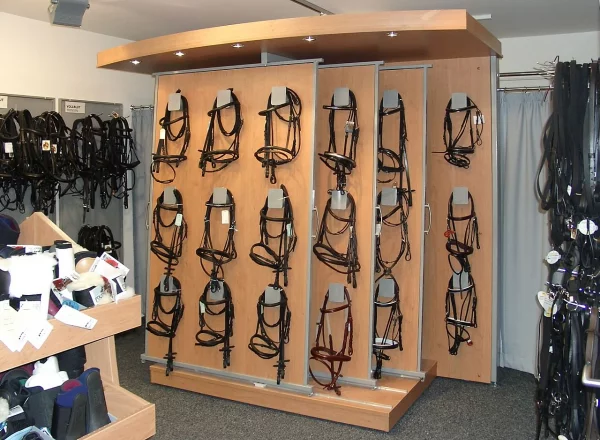 Präsentationsanlage für Reit-Zubehör