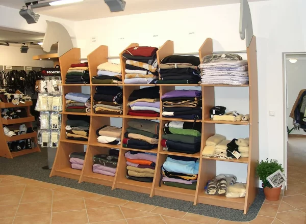 Präsentationsregal für Reitbekleidung