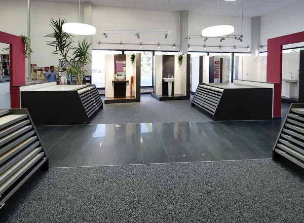 Sanitär-Rollkojen im Fliesenhandel