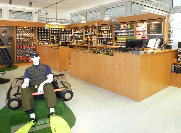 Verkaufstresen im Angel-Shop