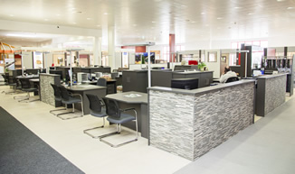 Tresen und Arbeitsplätze in der Verkaufsausstellung