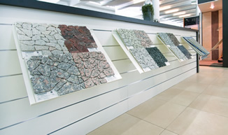 Naturstein dekorativ präsentiert